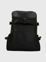 Mochila negra de cuero con cierre superior con cremallera, bolsillo frontal con cremallera, bolsillos laterales y correas ajustables con hebillas doradas.