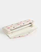 Billetera formato fichero de cuerina color crudo, con estampado de gatos de la suerte, corazones y flores. Tiene solapa con broche a presión, compartimentos para tarjetas y billetes.