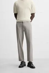 Pantalón de vestir gris oscuro, corte slim fit, con bolsillos laterales y traseros con botón.