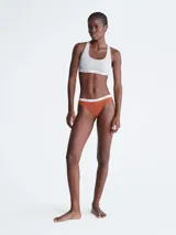 Bombachas de algodón elástico en color naranja, con cintilla elástica que incluye logo de Calvin Klein.