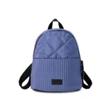 Mochila de tela color blanco con diseño capitoneado en la parte superior y textura tipo telar en la parte inferior. Tiene correas negras ajustables, asa superior y bolsillo frontal amplio. Incluye compartimento interno para iPad.