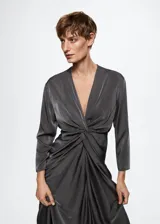 Vestido midi de tejido satinado, con escote en pico, mangas largas y detalle de nudo en el centro.