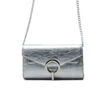 Cartera de mano negra con textura, solapa con cierre de broche metálico dorado y cadena dorada para colgar al hombro.