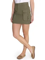 Minifalda verde militar de tiro alto, estilo cargo con bolsillos amplios y corte recto.