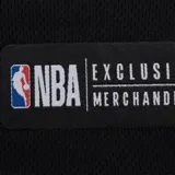 Short de básquet negro con cintura elástica y cordón de ajuste. Presenta el logo de Los Angeles Lakers en el lateral izquierdo.