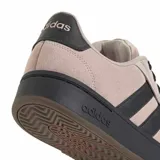 Championes Adidas Grand Court Alpha color beige con detalles en negro, con las tres tiras características de la marca en los laterales.