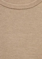 Sweater de punto fino color beige, con cuello redondo y mangas largas.