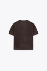 Jersey marrón de punto con cuello redondo y manga corta.