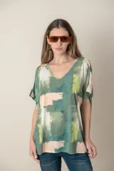 Remera italiana estampada con escote en V y mangas cortas.