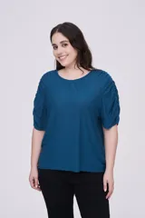 Blusa de poliéster color negro, con manga corta y detalle de fruncido.