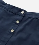 Short pollera azul marino de sarga de algodón, con tres botones dorados en el frente. Corte evasé.