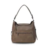 Cartera negra de cuero sintético con apertura superior y cierre con solapa. Tiene un bolsillo frontal con broche magnético y cierre, dos bolsillos internos y un bolsillo divisor en el forro. Incluye bolsillos laterales con cierre y correa larga regulable.