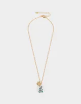Set de dos collares dorados con dije de oso de goma multicolor y dije de moneda dorada.