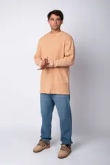 Buzo de hombre de corte oversize confeccionado en tela waffle de algodón con proceso de teñido acid en color borgoña.