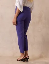 Pantalón verde esmeralda de gabardina elastizada, marca Zac & Rachel. Corte recto, pretina ancha pespunteada, bolsillos simulados y largo al tobillo.
