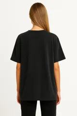 Remera negra de algodón con cuello redondo y mangas cortas. Estampado frontal con un corazón rojo atravesado por un rayo, tigres y la frase "Let It Rock".
