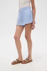 Short color crema de viscosa, de calce alto y corte ancho.