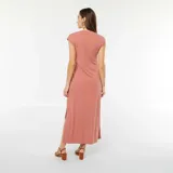 Vestido midi color rosa, sin mangas, con detalle de nudo en la cintura y abertura lateral.