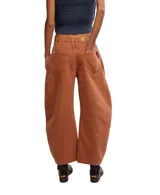 Pantalón de jean color ladrillo, de corte relajado, piernas anchas y tiro medio.