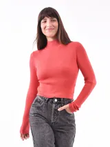 Polera de punto color salmón con cuello alto y mangas largas.