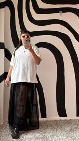 Remerón de algodón color crudo con logo bordado en negro.