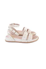 Sandalias blancas de cuero con plataforma corrida forrada de 2,5 cm de altura, pulsera ajustable en el tobillo y tachas doradas decorativas.