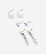 Set de tres pares de aros plateados con diferentes diseños: un par de aros tipo argolla pequeña, un par de aros con forma rectangular y un par de aros colgantes con strass de colores.