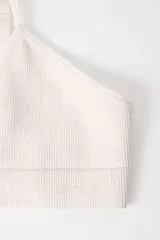 Conjunto de ropa interior color rosa viejo, compuesto por un corpiño sin aro de breteles finos y una bombacha tipo colaless.