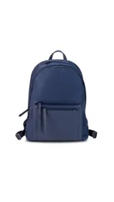 Mochila negra de tela impermeable con detalles en cuero sintético. Tiene un compartimento principal con cierre, un bolsillo frontal con cierre y un compartimento interno para notebook de 15 pulgadas.