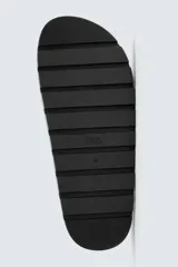 Zueco negro con capellada cerrada y suela track de goma.