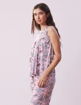 Conjunto de pijama marca René Rofé, compuesto por remera de tejido soft estampado con escote en V y botones, y pantalón capri con cintura elastizada.
