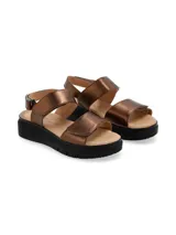 Sandalia de cuero metalizado color bronce, con tiras de ajuste con velcro y suela de PU color negro.