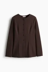 Blazer marrón entallado de punto interlock pesado con cuello redondo y botones forrados hasta la cintura creando un leve corte acampanado. Costuras princesa adelante y atrás para estilizar la silueta.