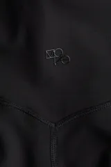 Calzas deportivas capri negras de tiro alto, confeccionadas en tejido funcional con tecnología SoftMove™ para máxima suavidad y sujeción.