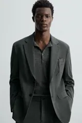 Blazer regular fit confeccionado en tejido con 17% de lana. Cuello con solapas de muesca. Manga larga acabada en puño con detalle de botones. Bolsillo de vivo en pecho y de solapa en cadera. Detalle bolsillo interior. Bajo con aberturas en espalda. Cierre frontal con botones.