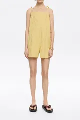 Mono corto amarillo a rayas verticales, con breteles finos con nudo y corte holgado.