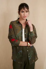 Camisa beige con estampado de motivos marinos en tonos azules y verdes. De corte recto, con cuello mao y mangas 3/4.