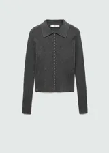 Jersey negro de punto fino con cuello camisero, diseño entallado y botones decorativos.