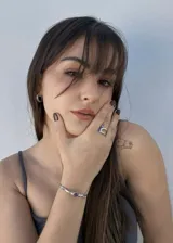 Pulsera rígida abierta de plata 925 con una zirconia violeta en el centro.