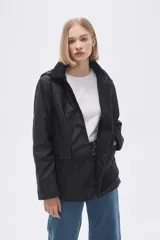 Campera negra con capucha y cuello de piel sintética.