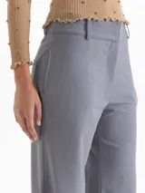 Pantalón Victoria gris confeccionado en lanilla con fit amplio y cómodo. Cuenta con bolsillos ocultos en el delantero y bolsillos ojal en la parte trasera. Presenta presillas y ajuste en los tobillos mediante elástico, que aporta una silueta relajada y caída.