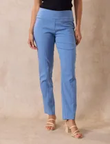 Pantalón verde esmeralda de gabardina elastizada, corte recto y pretina ancha con faja interna modeladora.