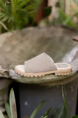 Sandalias bajas color beige con capellada ancha y suela track.