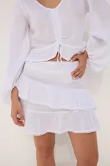 Minifalda marrón con volados superpuestos y terminaciones deshilachadas.