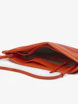 Bolso de mano negro acolchado, con asa de mano y asa larga regulable extraíble. Cierre magnético y logo grabado.