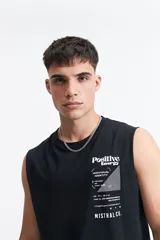 Musculosa blanca de algodón con corte oversize y estampado en la espalda con imagen de playa, texto y código de barras.