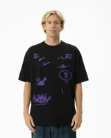 Remera oversize de algodón color negro con efecto gastado, estampados gráficos en color violeta que incluyen delfines, un cráneo dentro de un óvalo, y texto.