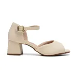 Sandalia de cuero sintético color beige, con punta descubierta, tira con hebilla al tobillo y taco cuadrado.
