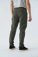 Pantalón cargo azul marino de corte slim, con cierre de botón y cremallera, trabillas para cinturón y bolsillos cargo con botón.