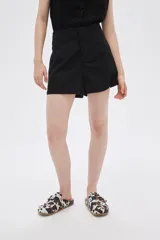Short negro de tiro alto con bolsillos laterales.